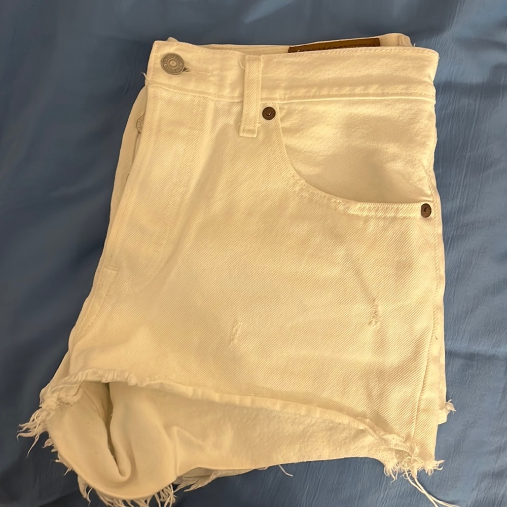 Size 28 Levi’s white jean shorts